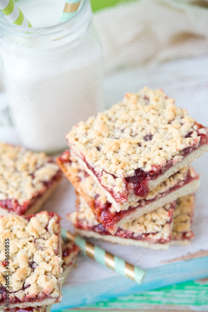 Home-made shortcake with raspberry jam
Home-made shortcake with raspberry jam