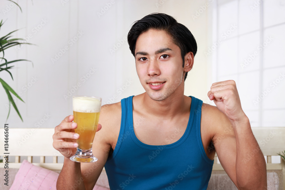 ビールを楽しむ男性