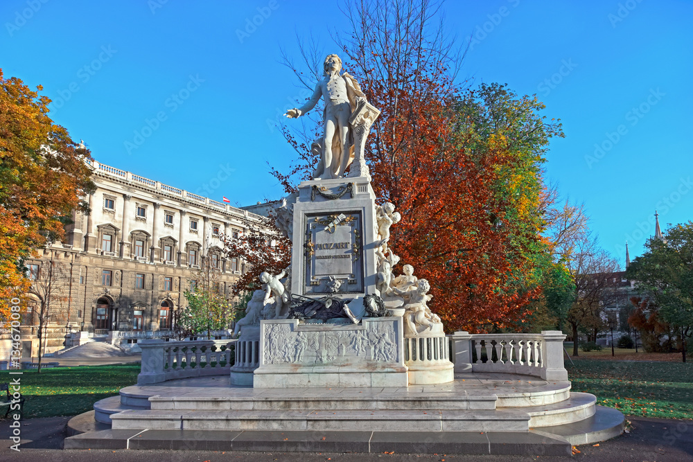 Obraz premium Mozart Statue in front of the Museum of Ethnology in park Burggarten. Vienna, Austria.
