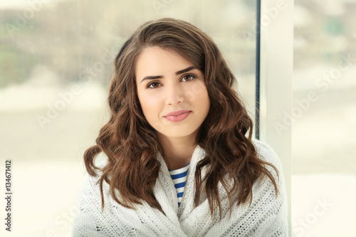 Beautiful young woman at ho...