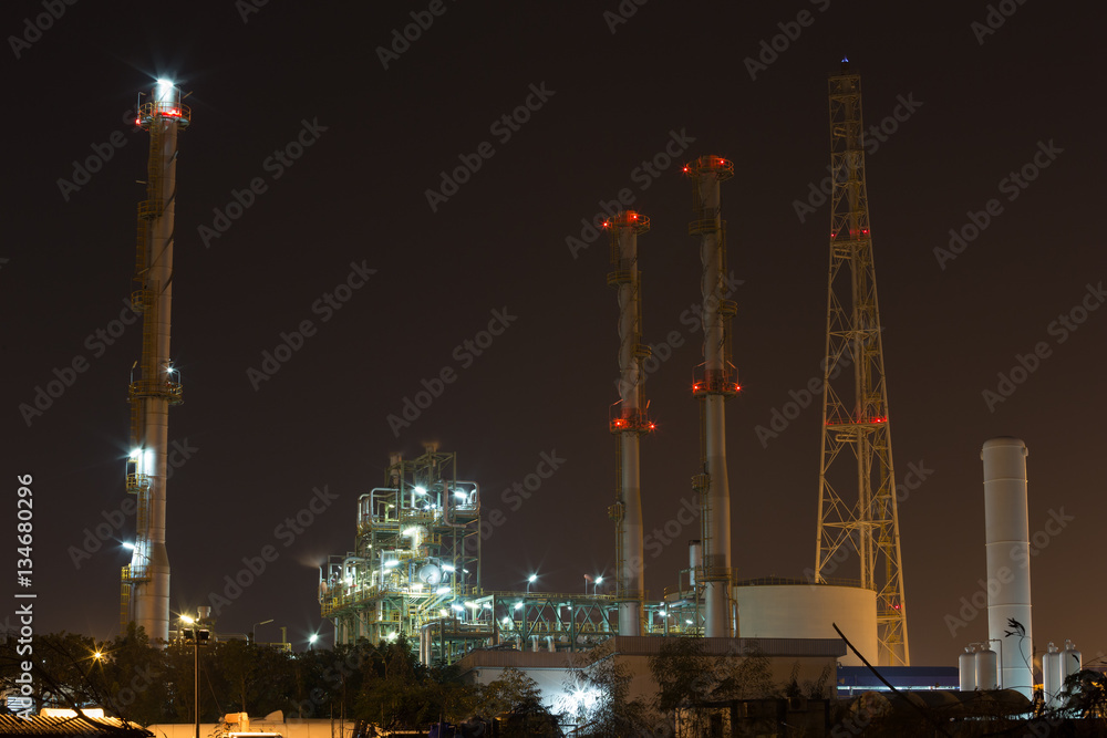 Fototapeta premium Oil refinery industrial plant at night