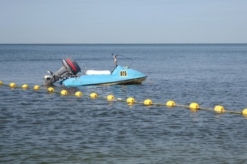 Acrylglasbilder Wasser Motorsport Wasserscooter auf blauem Ozean  © gbaitong
