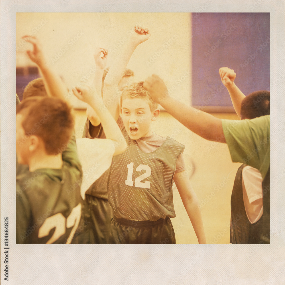 Naklejka premium Young basketball player cheering with his team. Vintage grunge