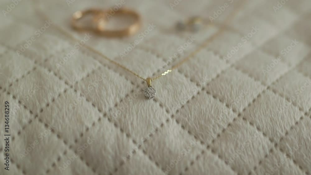Translation focus on wedding rings. Translation focus on wedding rings.
