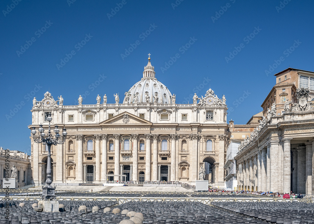 Rome , Vatican City, St. Peter's Basilica ./Rome , Vatican City, St. Peter's Basilica . Cathedral Square with thousands of chairs before the big Mass Pope.