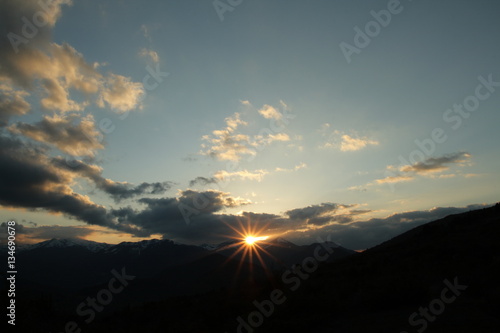 Coucher de solei dans les Pyrénées © arenysam