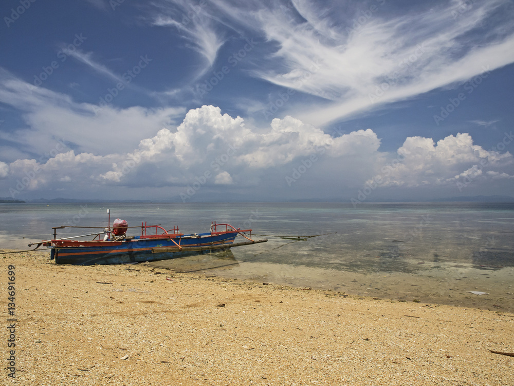 Indonesian fishing boat on the beach, Fischboot am Strand