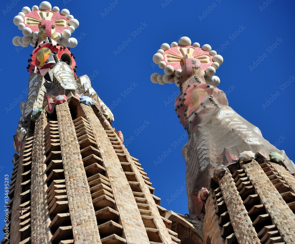 Naklejka premium Phantasievolle Spitzen der filigranen Türme der Sagrada familia