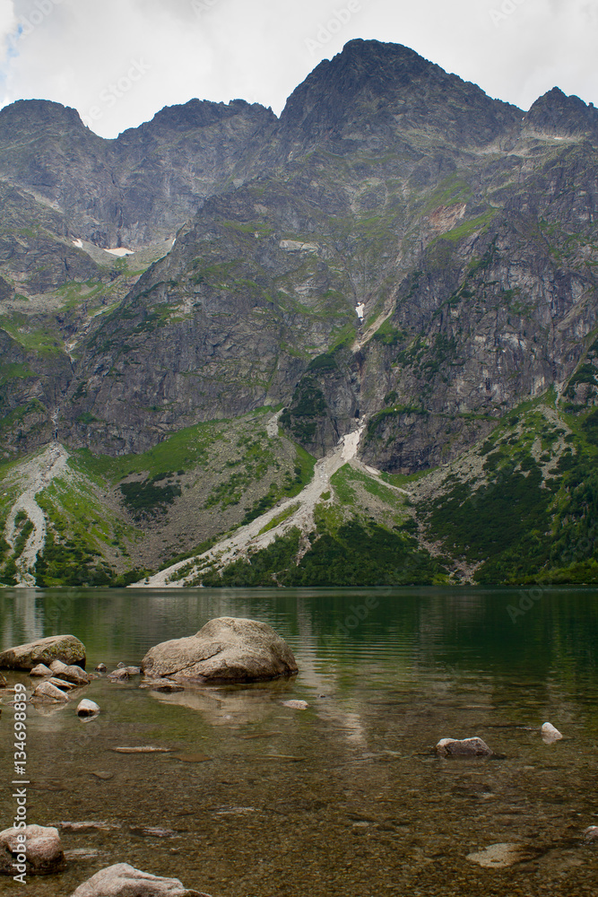 Obraz premium Widok na szczyty Tartr odbijających się w czystej wodzie Morskiego Oka