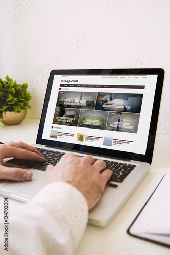фотографія laptop hands laptop emagazine