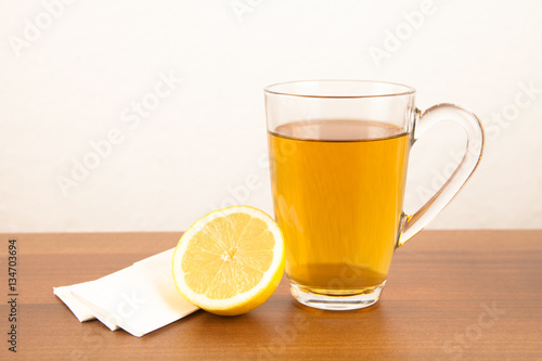 Tee mit Zitrone und Taschentücher während einer Krankheit