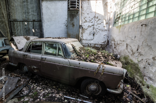 verlassenes auto in halle photo