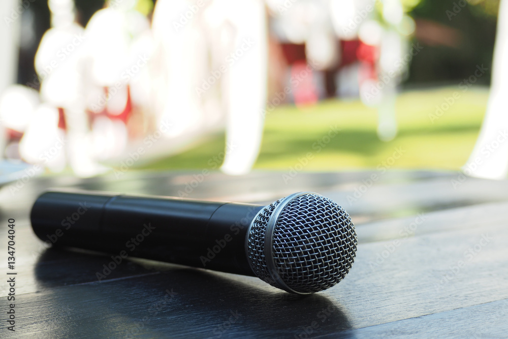 Obraz premium The microphone on the table