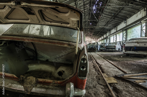alte autos in verlassener halle