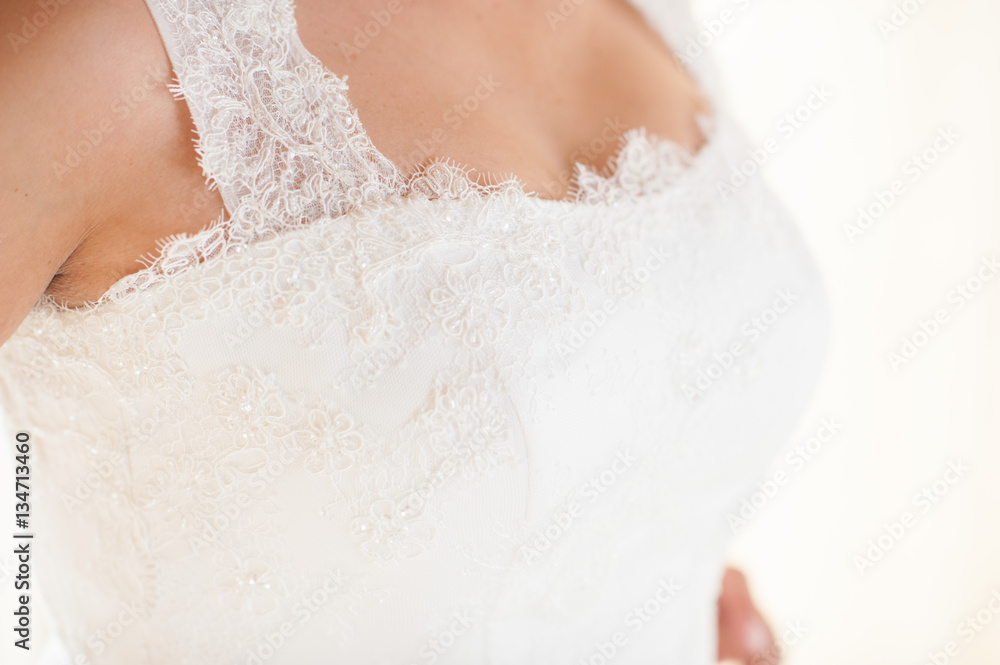 Particolare del corpetto dell’abito da sposa in pizzo bianco Particolare del corpetto dell’abito da sposa in pizzo bianco