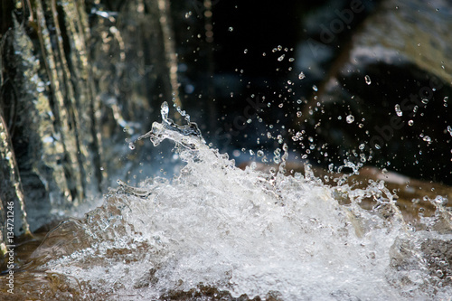 Wassertropfen auf Stein