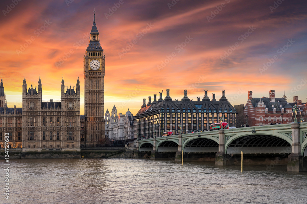 Farbenfroher Sonnenuntergang hinter dem Big Ben und der Westminster Brücke