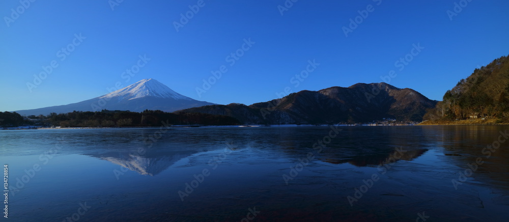 20170126留守ヶ岩浜からの氷る河口湖の青空逆さ富士山 20170126留守ヶ岩浜からの氷る河口湖の青空逆さ富士山