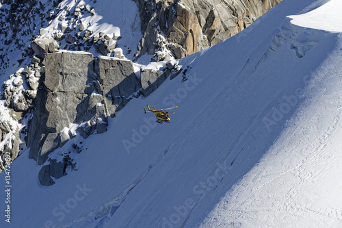 Hélicoptère en intervention secours en montagne, depuis l'Aiguille du midi (3842m), Haute-Savoie, France photo