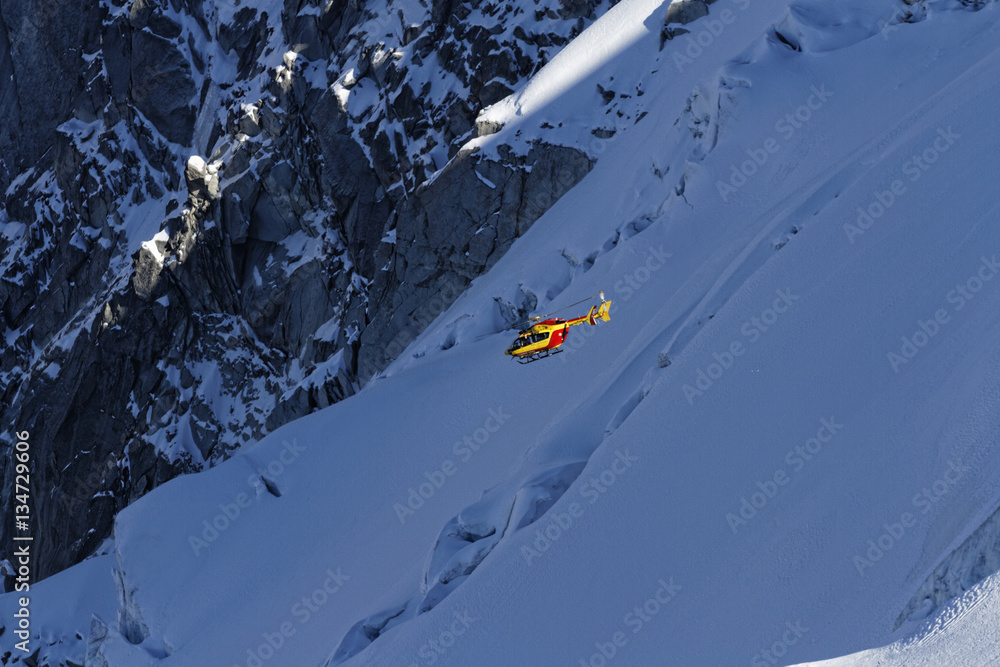 Hélicoptère en intervention secours en montagne, depuis l'Aiguille du midi (3842m), Haute-Savoie, France