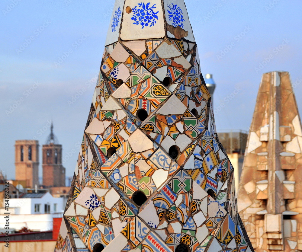 Obraz premium Kolorowe kominy ze wspaniałym widokiem na dach Palau Güell Gaudiego