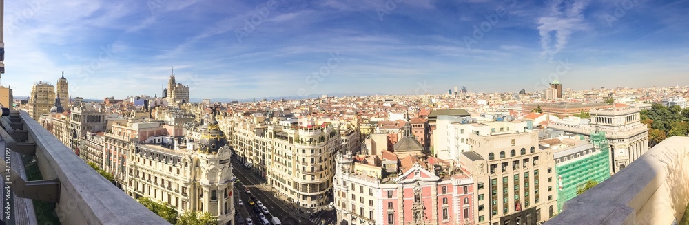 Madrid Skyline. Panorama über die Haupstadt von Spanien mit Blick auf die Gran Via und dem Metropolis Haus. 