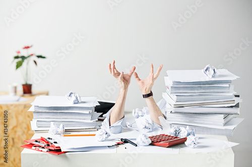 Canvas-taulu The many crumpled papers on desk of stressed male workplace