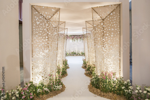 Foto wedding backdrop with flower and wedding decoration