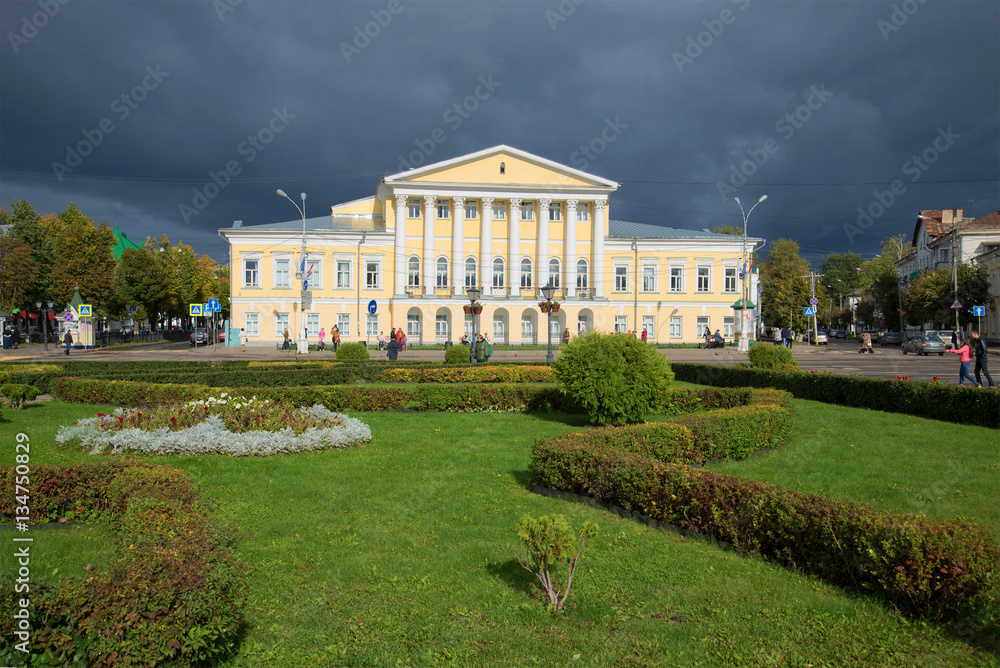 Obraz premium The old mansion of senator Borshchov on the Susaninskaya square under stormy sky. Kostroma