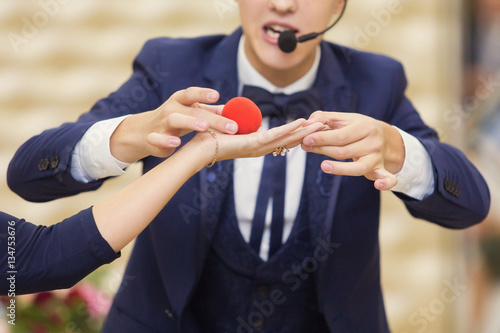 Fotografering the conjurer shows focus at a party with a red ball
