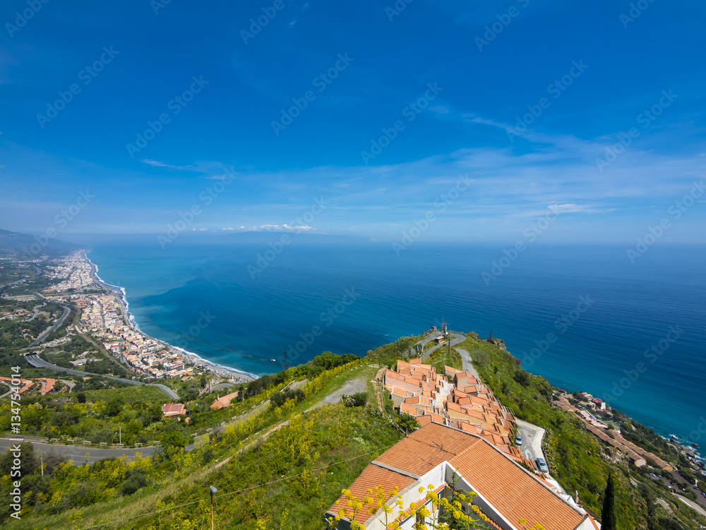 Blick über die Küste von Sant Alessio Sculo und Santa Teresa di Riva, Forza d'Agrò, Sizilien, Italien