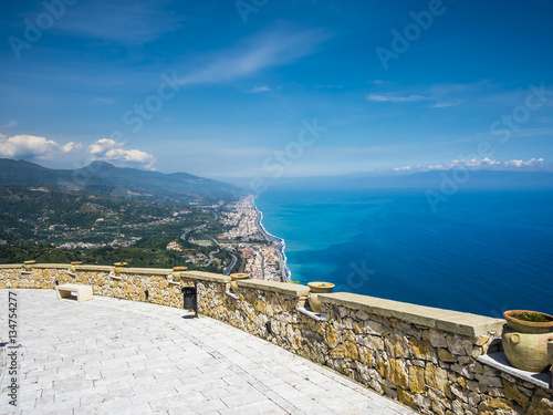 Blick über die Küste von Sant Alessio Sculo und Santa Teresa di Riva, Forza d'Agrò, Sizilien, Italien photo