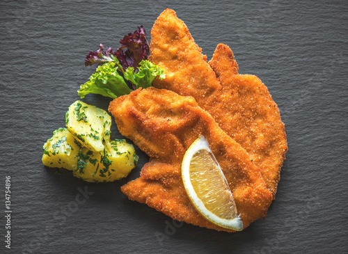 Original Wiener Schnitzel mit Petersielienkartoffel