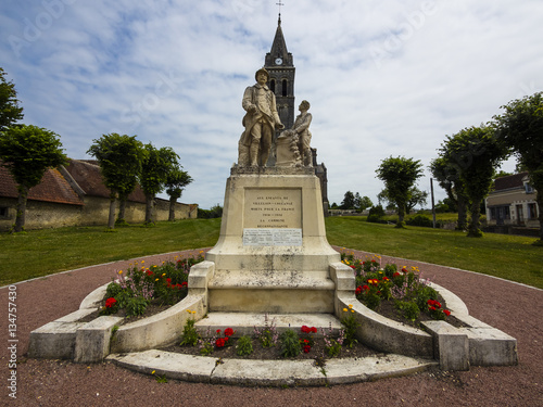 Kriegerdenkmal für die Gefallenen des 1. Weltkriges bei Villeloin-Coulangé, Region Loire, Frankreich