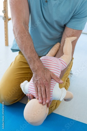 Foto Paramedic demonstrating resuscitation on a infant dummy
