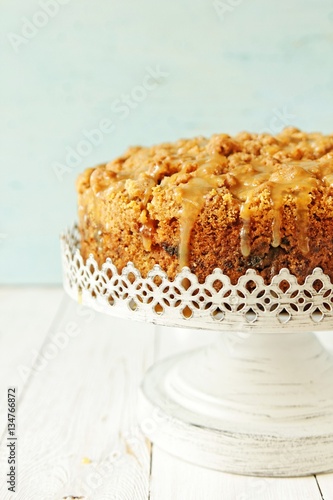 Apple toffee cake with crumble