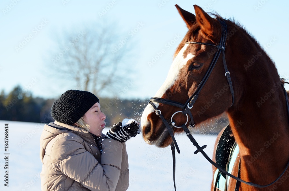 Fototapeta premium Frau mit Pferd im Schnee