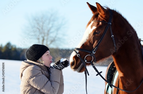Frau mit Pferd im Schnee