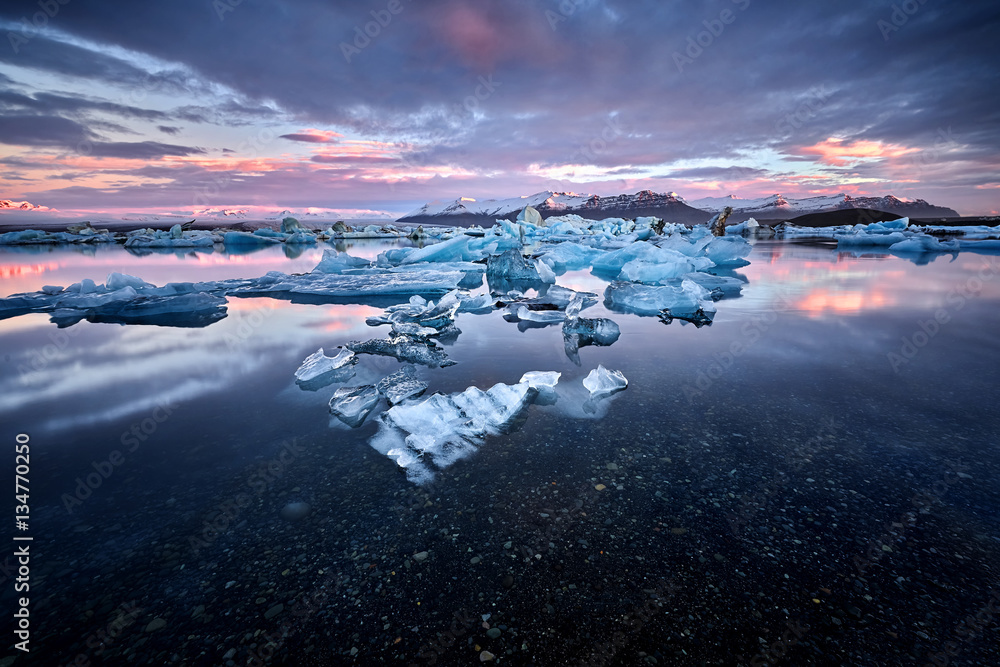 Obraz na płótnie Iceland, Jokulsarlon lagoon, Beautiful cold landscape picture of icelandic glacier lagoon bay, w salonie