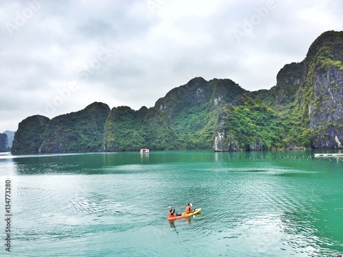 halong bay kayaking © ericsan