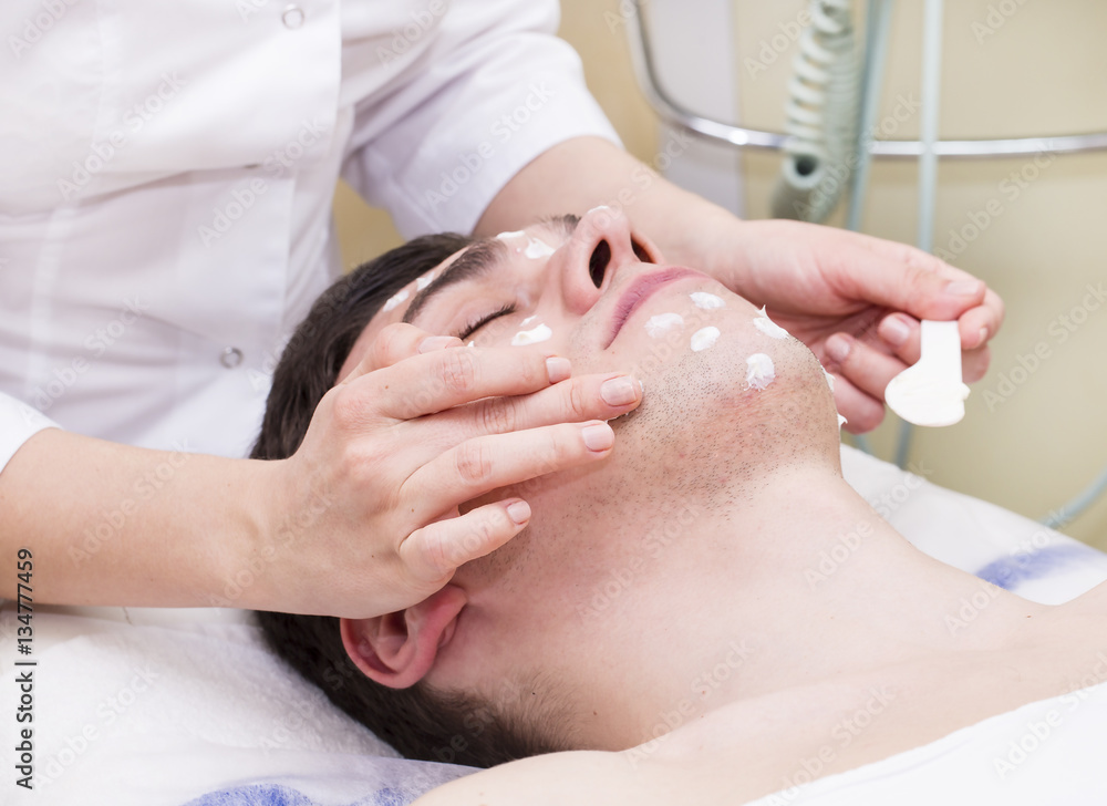 Obraz premium Man in the mask cosmetic procedure in spa salon