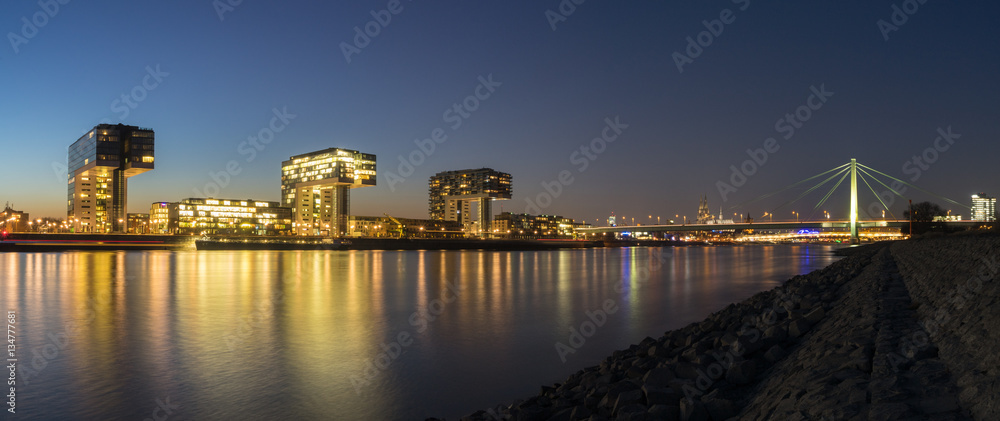 Fototapeta premium Kranhäuser, Kölner Dom und Severinsbrücke in Köln
