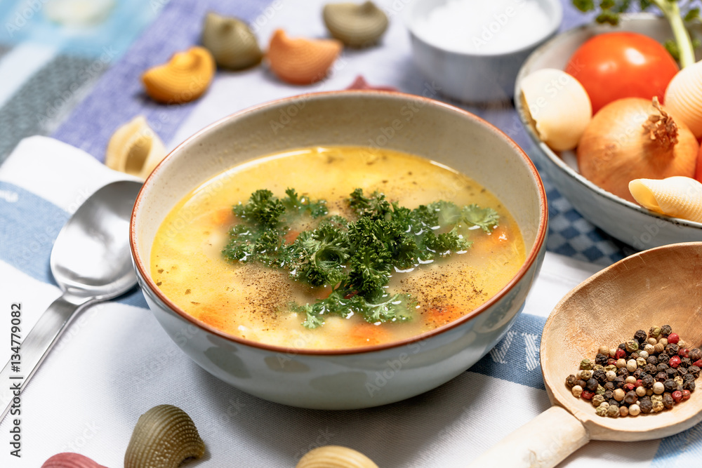 Hühner Nudelsuppe mit Karotten und Petersilie Hühner Nudelsuppe mit Karotten und Petersilie