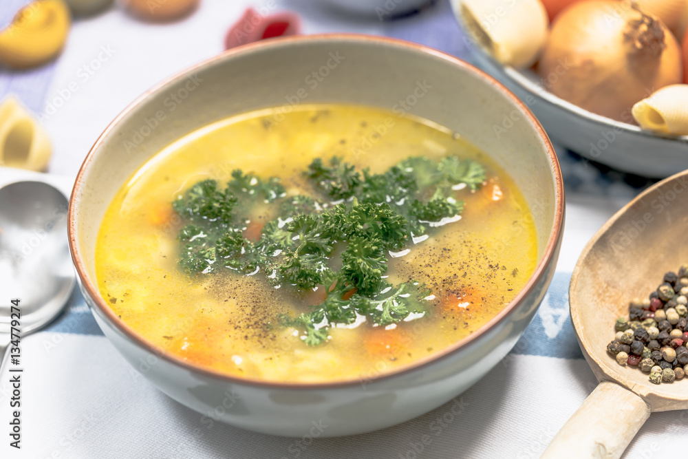 Hühner Nudelsuppe mit Karotten und Petersilie Hühner Nudelsuppe mit Karotten und Petersilie