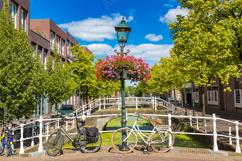 Foto Canal in historical part of Delft