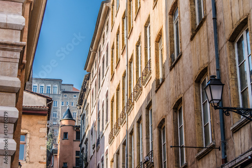 Ruelle du Vieux Lyon et colline de Fourvi  re