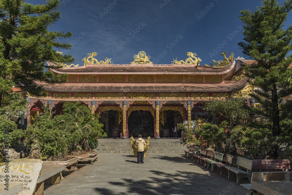 Obraz premium Temple and Gold statue of sitting Buddha