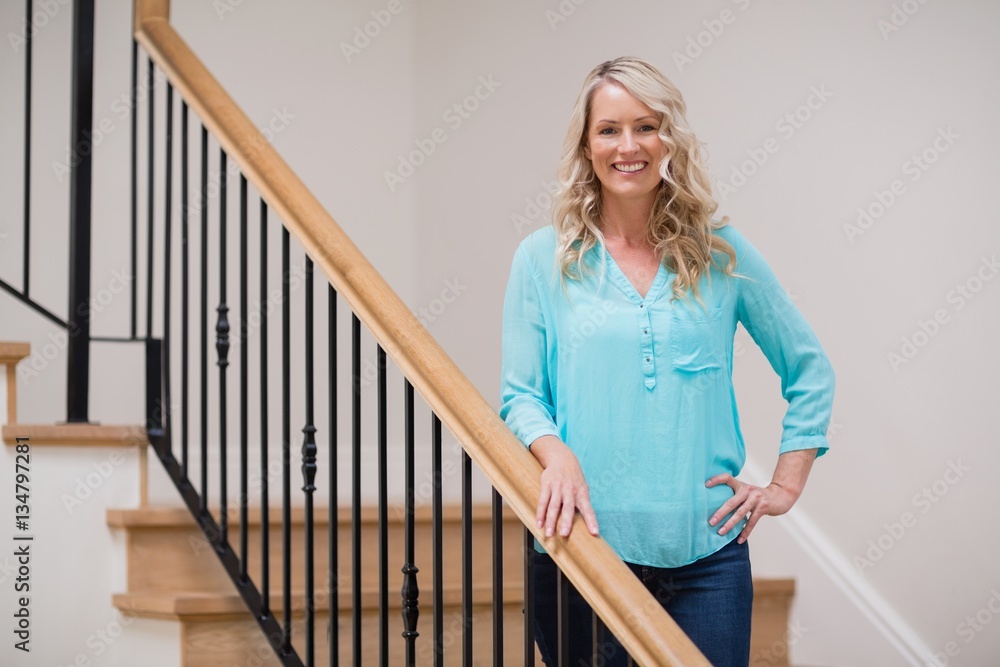 Obraz premium Smiling beautiful woman standing with hand on hip