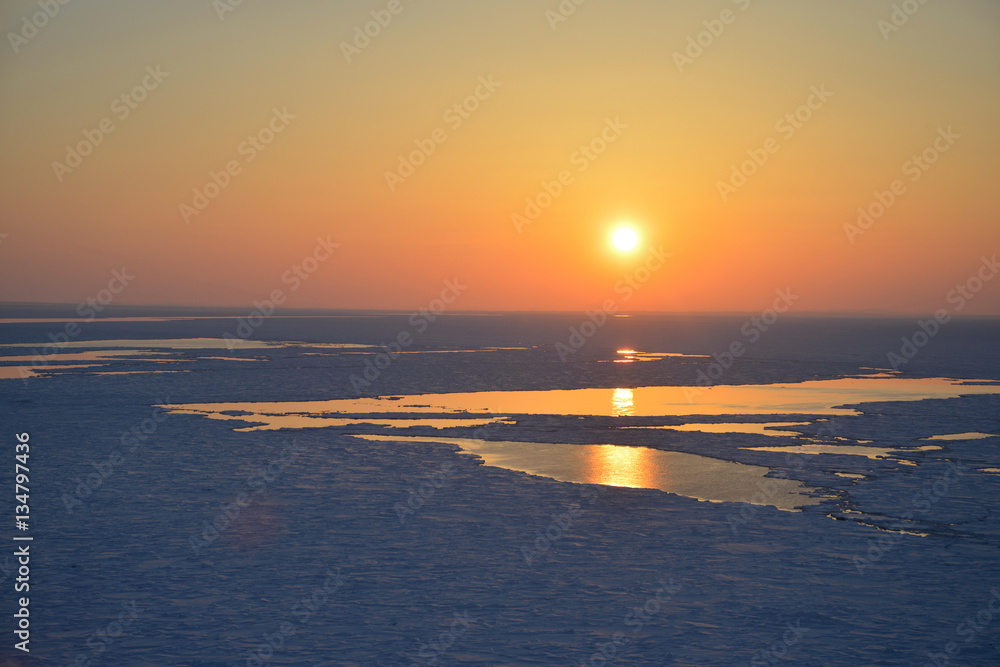 Obraz premium 流氷と夕日