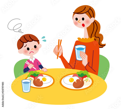 食事する親子